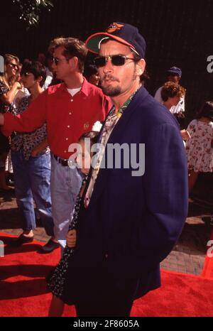 Charlie Sheen e la figlia Cassandra Jade Estevez partecipano alla prima mondiale di "The Mighty Ducks" il 20 settembre 1992 all'Avco Center Theatre di Westwood, California. Credito: Ralph Dominguez/MediaPunch Foto Stock