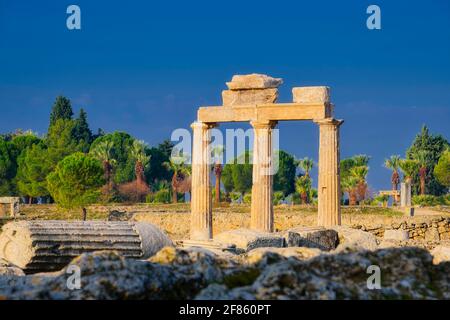 Hierapolis, il cui nome significa 'città macred', era creduto dagli antichi per essere stato fondato dal dio Apollo. Era famosa per la sua sacra acqua calda Foto Stock