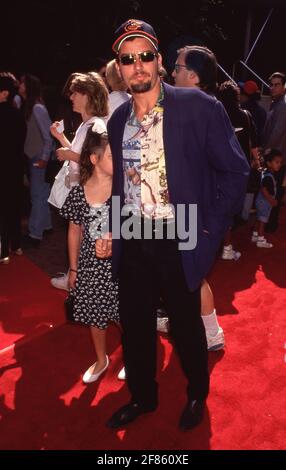Charlie Sheen e la figlia Cassandra Jade Estevez partecipano alla prima mondiale di "The Mighty Ducks" il 20 settembre 1992 all'Avco Center Theatre di Westwood, California. Credito: Ralph Dominguez/MediaPunch Foto Stock