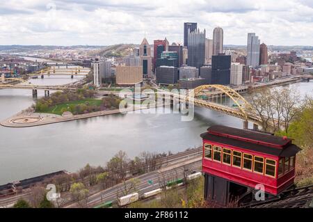 Una funivia dalla Duquesne Incline con il centro di Pittsburgh, Pennsylvania, Stati Uniti sullo sfondo Foto Stock