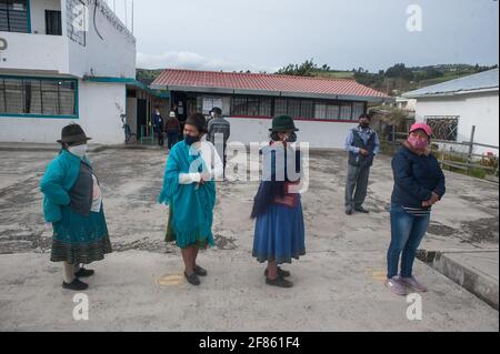 Quito, Ecuador. 11 Apr 2021. La gente attende in fila per esprimere il proprio voto durante le elezioni.nella parrocchia indigena di Cancaghua vicino a Cayambe, nella provincia di Pichincha, persone provenienti da diverse comunità si trasferiscono nell'unità educativa di jose antonio Vallejo per esercitare i propri diritti. Questa domenica viene eletto il nuovo governatore dell’Ecuador. (Foto di Juan Diego Montenegro/SOPA Images/Sipa USA) Credit: Sipa USA/Alamy Live News Foto Stock