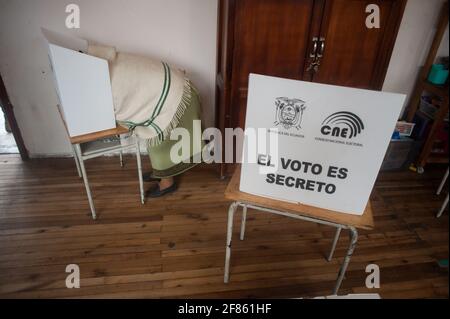 Quito, Ecuador. 11 Apr 2021. Una donna della comunità indigena lancia il suo voto durante le elezioni.nella parrocchia indigena di Cancaghua vicino a Cayambe, nella provincia di Pichincha, persone provenienti da diverse comunità si trasferiscono nell'unità educativa di jose antonio Vallejo per esercitare i loro diritti. Questa domenica viene eletto il nuovo governatore dell’Ecuador. (Foto di Juan Diego Montenegro/SOPA Images/Sipa USA) Credit: Sipa USA/Alamy Live News Foto Stock