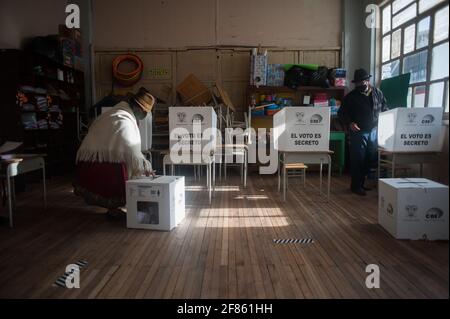 Quito, Ecuador. 11 Apr 2021. Una donna della comunità indigena lancia il suo voto durante le elezioni.nella parrocchia indigena di Cancaghua vicino a Cayambe, nella provincia di Pichincha, persone provenienti da diverse comunità si trasferiscono nell'unità educativa di jose antonio Vallejo per esercitare i loro diritti. Questa domenica viene eletto il nuovo governatore dell’Ecuador. (Foto di Juan Diego Montenegro/SOPA Images/Sipa USA) Credit: Sipa USA/Alamy Live News Foto Stock