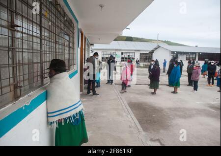 Quito, Ecuador. 11 Apr 2021. La gente attende in fila per esprimere il proprio voto durante le elezioni.nella parrocchia indigena di Cancaghua vicino a Cayambe, nella provincia di Pichincha, persone provenienti da diverse comunità si trasferiscono nell'unità educativa di jose antonio Vallejo per esercitare i propri diritti. Questa domenica viene eletto il nuovo governatore dell’Ecuador. (Foto di Juan Diego Montenegro/SOPA Images/Sipa USA) Credit: Sipa USA/Alamy Live News Foto Stock