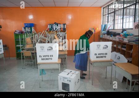 Quito, Ecuador. 11 Apr 2021. Una donna della comunità indigena lancia il suo voto durante le elezioni.nella parrocchia indigena di Cancaghua vicino a Cayambe, nella provincia di Pichincha, persone provenienti da diverse comunità si trasferiscono nell'unità educativa di jose antonio Vallejo per esercitare i loro diritti. Questa domenica viene eletto il nuovo governatore dell’Ecuador. (Foto di Juan Diego Montenegro/SOPA Images/Sipa USA) Credit: Sipa USA/Alamy Live News Foto Stock