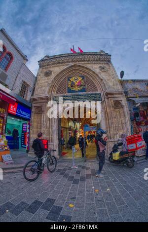 Il Grand Bazaar si trova all'interno della città murata di Istanbul, nel quartiere di Fatih e nel quartiere (mahalle) con lo stesso nome (Kap Foto Stock