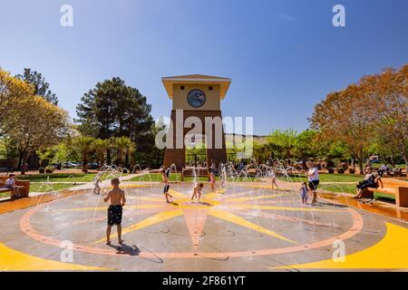 Utah, Apr 10, 2021 - molti bambini giocano nel St George Splash Pad del Town Square Park Foto Stock