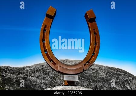 Enorme ferro di cavallo sulla cima del monte Hoven in Norvegia Vicino alla stazione di Loen Skylift che ricorda Odins Horse Sleipner Foto Stock