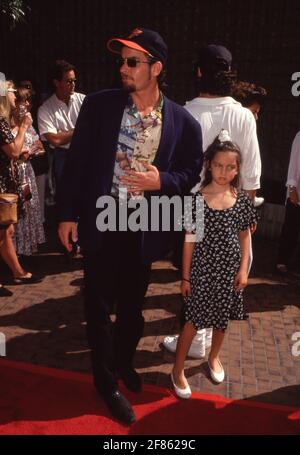 Charlie Sheen e la figlia Cassandra Jade Estevez partecipano alla prima mondiale di "The Mighty Ducks" il 20 settembre 1992 all'Avco Center Theatre di Westwood, California. Credito: Ralph Dominguez/MediaPunch Foto Stock