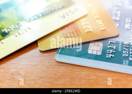 Primo piano della carta di credito soft focus e fuoco selettivo per sfondo. Soft focus primo piano carta di credito su sfondo tavola legno Foto Stock