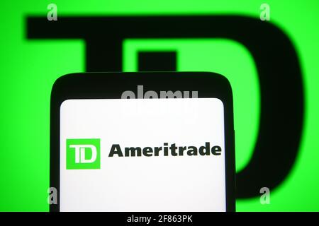 In questa illustrazione fotografica un logo TD Ameritrade di una società di servizi finanziari è visto su uno smartphone e uno schermo del pc. Foto Stock