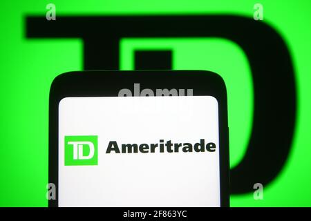 Ucraina. 12 Aprile 2021. In questa illustrazione fotografica un logo TD Ameritrade di una società di servizi finanziari è visto su uno smartphone e uno schermo del pc. (Foto di Pavlo Gonchar/SOPA Images/Sipa USA) Credit: Sipa USA/Alamy Live News Foto Stock
