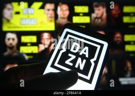 Ucraina. 11 Apr 2021. In questa illustrazione fotografica il logo DAZN di un servizio di streaming video sportivo viene visualizzato su uno smartphone con il suo sito Web sullo sfondo. (Foto di Pavlo Gonchar/SOPA Images/Sipa USA) Credit: Sipa USA/Alamy Live News Foto Stock