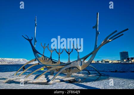 La scintillante scultura in acciaio sullo splendido lungomare di Reykjavik, che assomiglia a una nave vichinga, è il ‘Solfar’ o ‘Sun Voyager’ Il landm impressionante Foto Stock