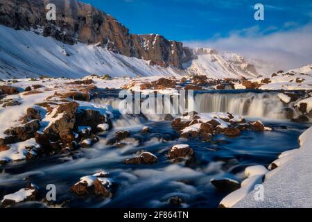 Piccolo ruscello in luogo straordinario preso a @ Kirkjufellsfoss, Islanda Foto Stock