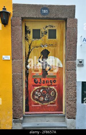 Murales dipinti come parte dell'arte della Open Doors Project nella zona velha (Città Vecchia) area di Funchal, Madeira Foto Stock