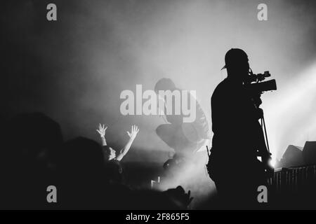 DUBAI, SUD AFRICA - 20 Febbraio 2018: rockstar sul palco con silhouette in bianco e nero con video fotografo con fotocamera davanti e crostata mano in th Foto Stock