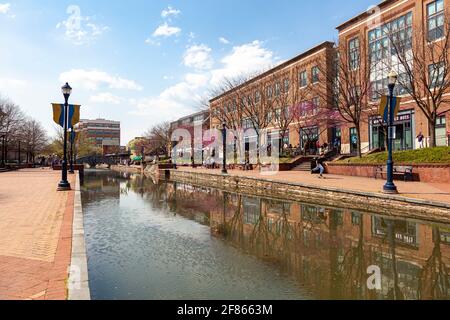 Frederick, MD, USA 04-07-2021: Vista di primavera di giorno del popolare parco cittadino chiamato Carroll Creek Park nel quartiere storico di Frederick con negozi e. Foto Stock