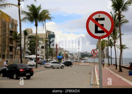 salvador, bahia, brasile - 15 gennaio 2021: Il segnale stradale indica che è vietato parcheggiare sulla strada nella città di Salvador. *** Local Caption *** Foto Stock