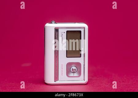 ZUTPHEN, OLANDA - 28 marzo 2021: Piccolo lettore audio vintage per riprodurre e registrare voce e suono in un design compatto bianco Foto Stock