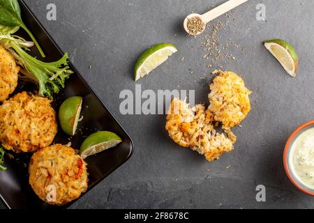 Realizzata con granchio blu pescato nella baia di Chesapeake, la torta di granchio è un piatto preferito nello stato del Maryland. La carne è mescolata con salse, crumbles, condire un Foto Stock