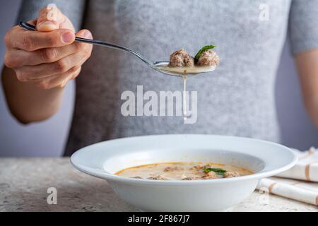 Zuppa di polpette turche (Terbiyeli kofte corbasi ) È un piatto popolare in Turchia dove polpette fatte con carne macinata e riso vengono cotti in brodo con e. Foto Stock