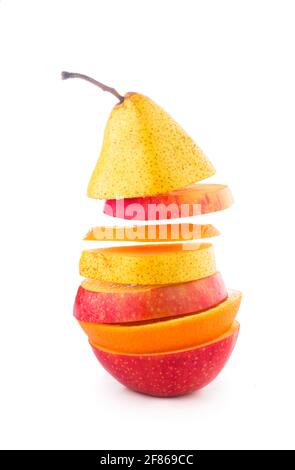 fette di frutta volanti: mela, pera, arancio su sfondo bianco Foto Stock