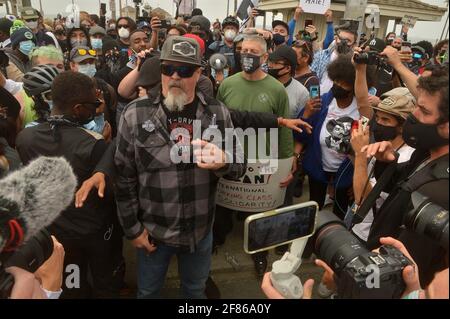 I dimostranti della materia Black Lives si trovano a Huntington Beach, California, domenica 11 aprile 2021. I manifestanti di BLM hanno occupato Pier Plaza per evitare che il gruppo WLM manifesti la loro presenza. Il raduno della WLM faceva parte di un gruppo nazionale di proteste programmate in una manciata di città in tutto il paese per combattere ciò che gli organizzatori vedono come la minaccia alla corsa bianca dal multiculturalismo e ciò che essi hanno denominato come il bias 'anti-bianco' nei media, nel governo e nell'istruzione. Foto di Jim Ruymen/UPI Foto Stock