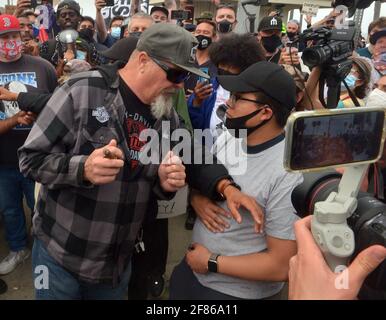 I dimostranti della materia Black Lives si trovano a Huntington Beach, California, domenica 11 aprile 2021. I manifestanti di BLM hanno occupato Pier Plaza per evitare che il gruppo WLM manifesti la loro presenza. Il raduno della WLM faceva parte di un gruppo nazionale di proteste programmate in una manciata di città in tutto il paese per combattere ciò che gli organizzatori vedono come la minaccia alla corsa bianca dal multiculturalismo e ciò che essi hanno denominato come il bias 'anti-bianco' nei media, nel governo e nell'istruzione. Foto di Jim Ruymen/UPI Foto Stock