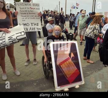 I dimostranti della materia Black Lives si trovano a Huntington Beach, California, domenica 11 aprile 2021. I manifestanti di BLM hanno occupato Pier Plaza per evitare che il gruppo WLM manifesti la loro presenza. Il raduno della WLM faceva parte di un gruppo nazionale di proteste programmate in una manciata di città in tutto il paese per combattere ciò che gli organizzatori vedono come la minaccia alla corsa bianca dal multiculturalismo e ciò che essi hanno denominato come il bias 'anti-bianco' nei media, nel governo e nell'istruzione. Foto di Jim Ruymen/UPI Foto Stock