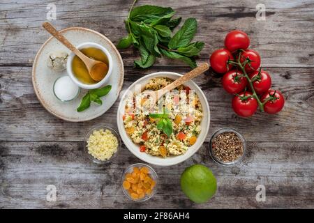 Primo piano di un piatto da tavola con ingredienti circostanti Foto Stock