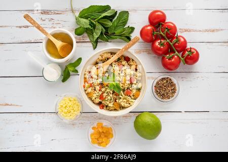 Primo piano di un piatto da tavola con ingredienti circostanti Foto Stock