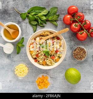 Primo piano di un piatto da tavola con ingredienti circostanti Foto Stock