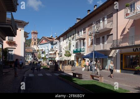 CAVALESE, ITALIA IL 15 SETTEMBRE 2018. Vista sulla strada dal centro della citta'. Persone non identificate. Negozio e appartamenti. Editoriale Foto Stock