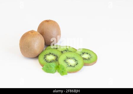 Frutta intera fresca di kiwi e fette isolatet su sfondo bianco con spazio di copia per il testo Foto Stock
