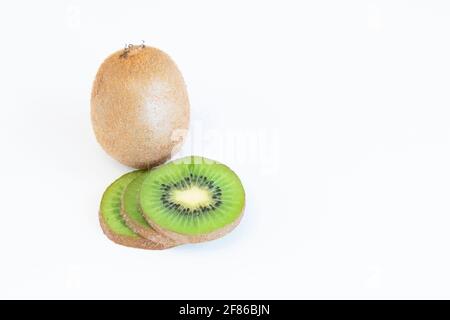 Frutta intera fresca di kiwi e fette isolatet su sfondo bianco con spazio di copia per il testo Foto Stock