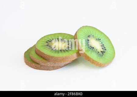 Primo piano fette di kiwi fresche isolate su sfondo bianco Foto Stock