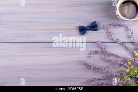 Concetto di biglietto d'auguri per il giorno del Padre, spazio di copia per il testo su sfondo di legno con bicchieri, fiori e baffi. Copia testo spazio. Foto Stock