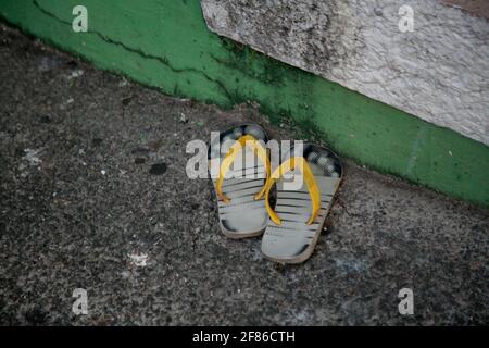 salvador, bahia, brasile - 16 dicembre 2020: Vecchi sandali di gomma sono visti abbandonati su un marciapiede nella città di Salvador. *** Local Caption *** Foto Stock