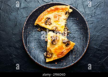 Torta con manzo tritato e funghi su piatto.pezzo di carne torta Foto Stock