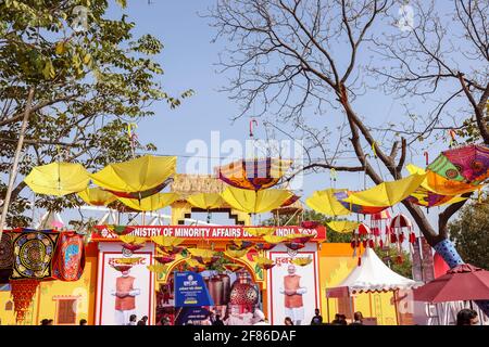 NEW DELHI, INDIA - FEBBRAIO 2021 : una vista sulla fiera di Hunar Haat con negozi del mercato locale e decorazione colorata per attirare clienti e turisti. Foto Stock