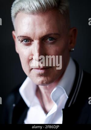 Amburgo, Germania. 09 aprile 2021. H.P. Baxxter, frontman e cantante della band Scooter, durante una sessione fotografica nel suo studio per la presentazione di un nuovo album. Scooter rilascerà "God Save the Rave", il loro ventesimo album in studio, su 16.04.2021. Credit: Christian Charisius/dpa/Alamy Live News Foto Stock