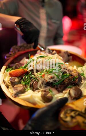 Tradizionale piatto nazionale kazako. Pasta di carne. Foto Stock