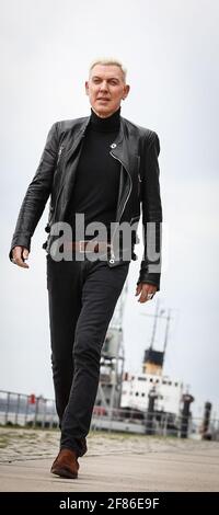 Amburgo, Germania. 09 aprile 2021. H.P. Baxxter, frontman e cantante della band Scooter, in una sessione fotografica dopo un'intervista per la presentazione di un nuovo album. Scooter rilascerà "God Save the Rave", il loro ventesimo album in studio, su 16.04.2021. Credit: Christian Charisius/dpa/Alamy Live News Foto Stock