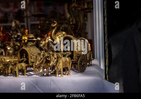 NEW DELHI, INDIA - FEBBRAIO 2021 : prodotti in ottone nel negozio di souvenir indiano a Hunar haat. Foto Stock