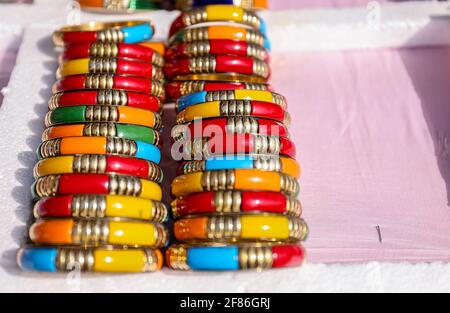 Bangles colorati in mostra sul negozio locale per donne a Hunar Haat. Foto Stock