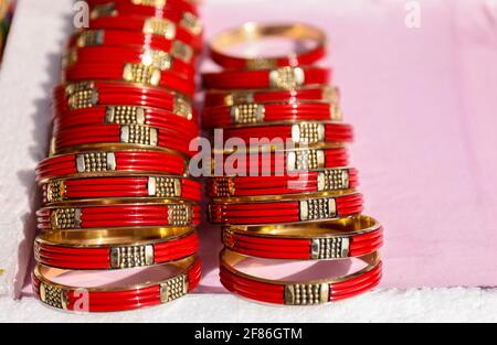 Bangles colorati in mostra sul negozio locale per donne a Hunar Haat. Foto Stock