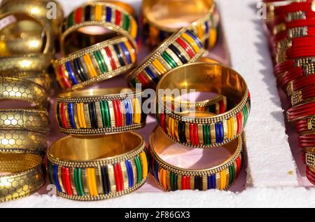 Bangles colorati in mostra sul negozio locale per donne a Hunar Haat. Foto Stock