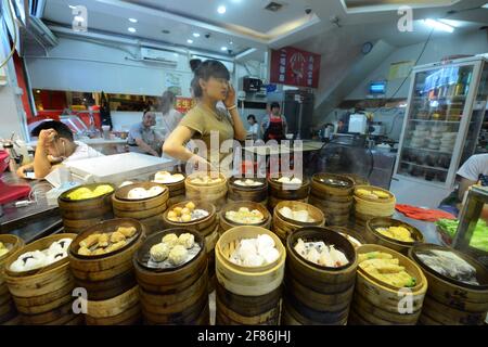 Mercato alimentare di strada a Xiamen, Cina. Foto Stock