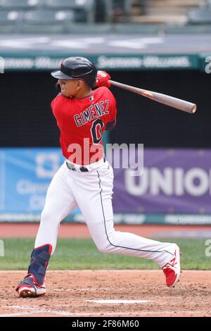 CLEVELAND, OH - 11 APRILE: Andres Gimenez (0) degli Indiani di Cleveland pipistrelli durante una partita contro i Detroit Tigers al campo progressivo il 11 aprile, Foto Stock